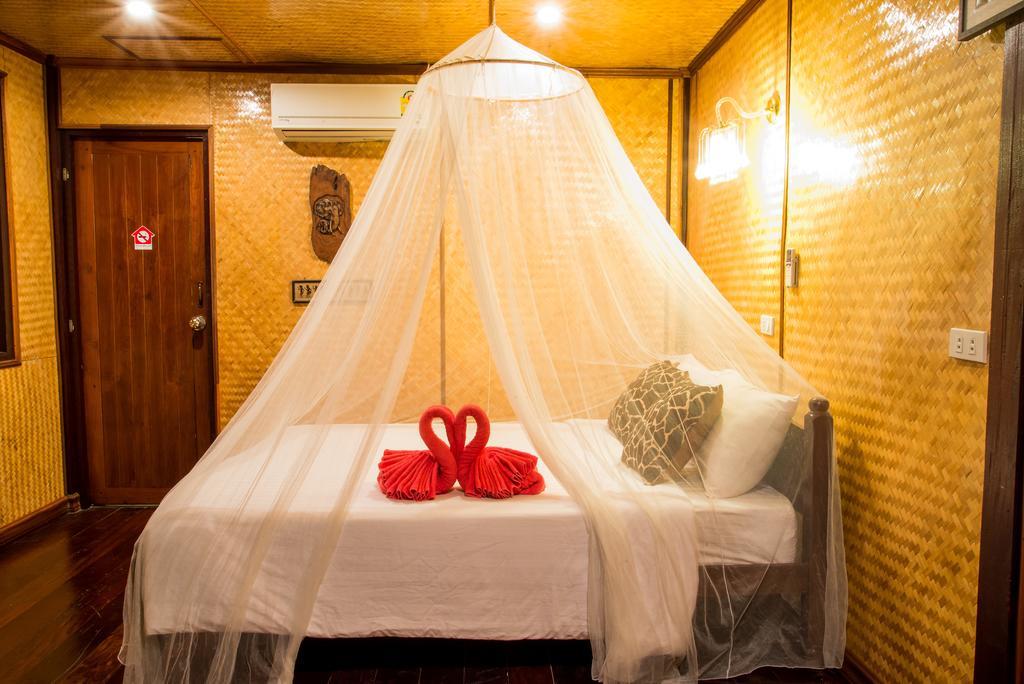 Baanchompooamphawa Apartment Room photo